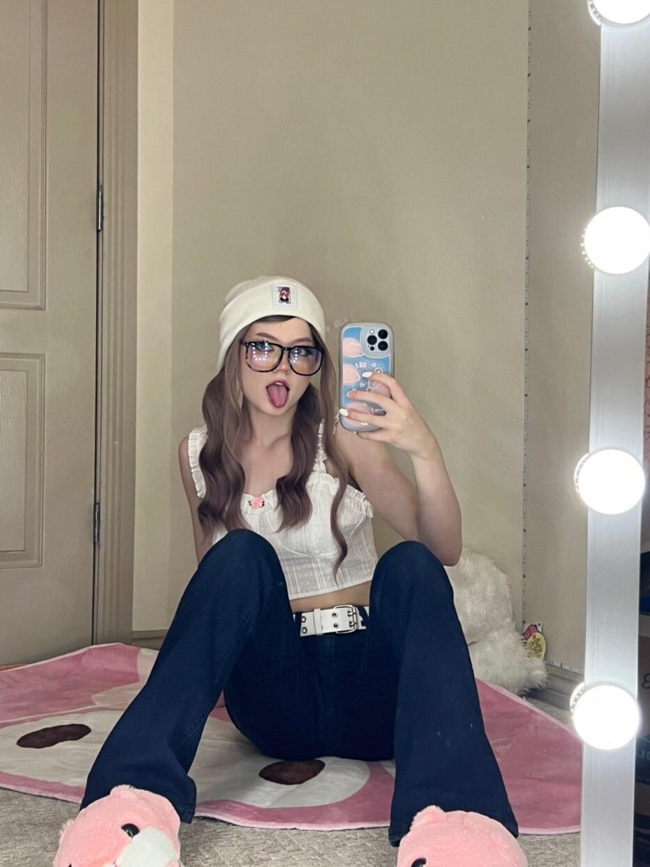 Strawbeariemilkk / StrawberryMillk Nude OnlyFans Leaks 1