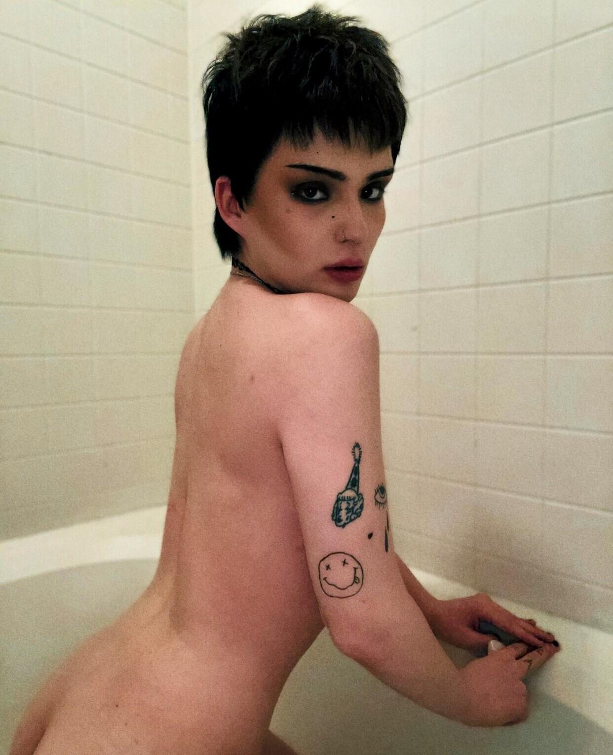 Triggvaandering / Xena.Divine Nude OnlyFans Leaks 1