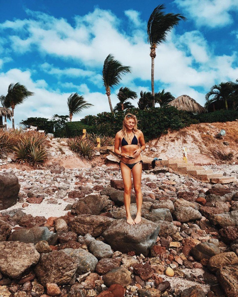 Chloe-GraceMoretz-in-a-Bikini