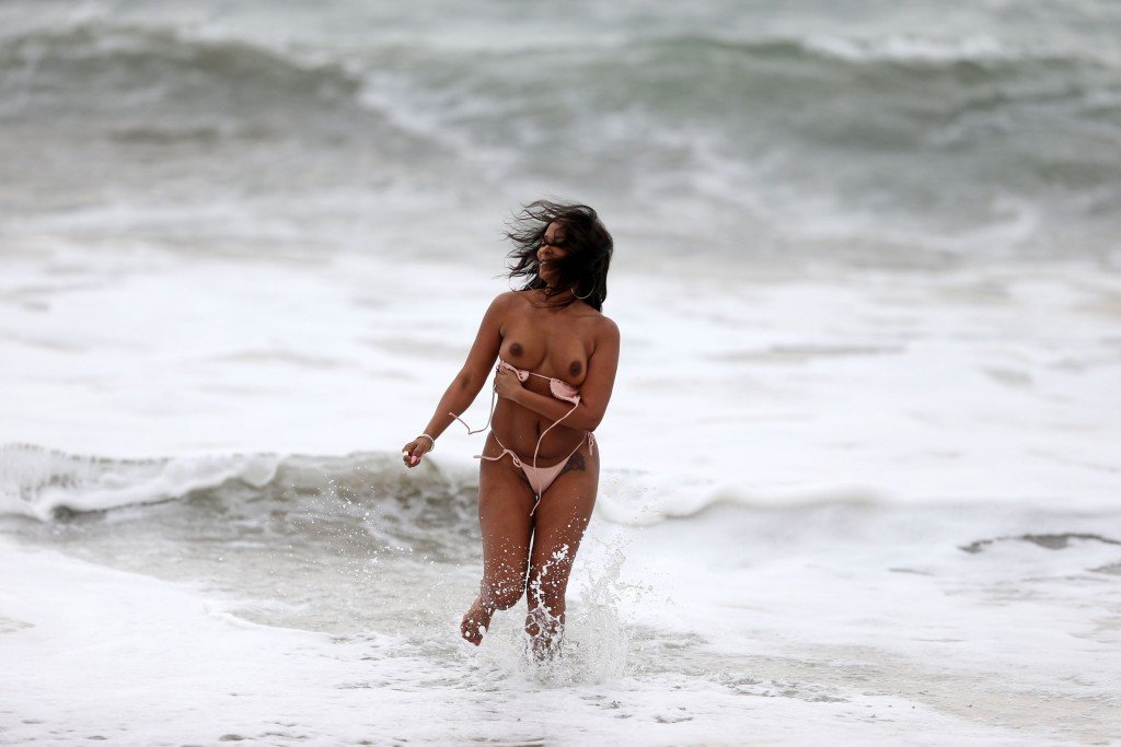 Sundy Carter Wardrobe Malfunction 26