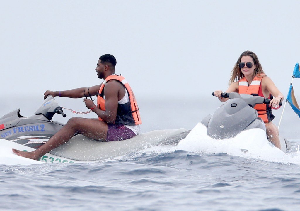 Khloe Kardashian Ass Pics 15