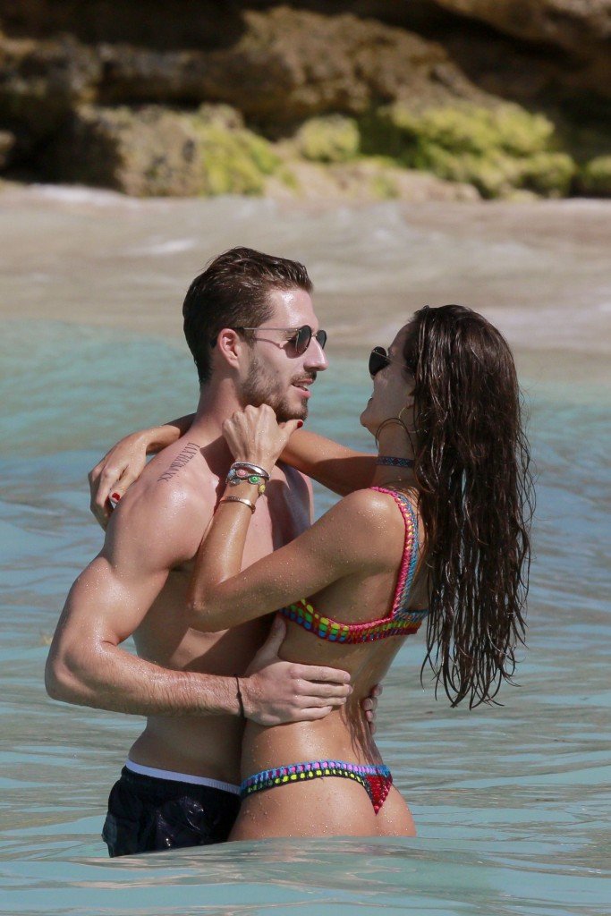 Izabel Goulart Sexy thefappening.so 15